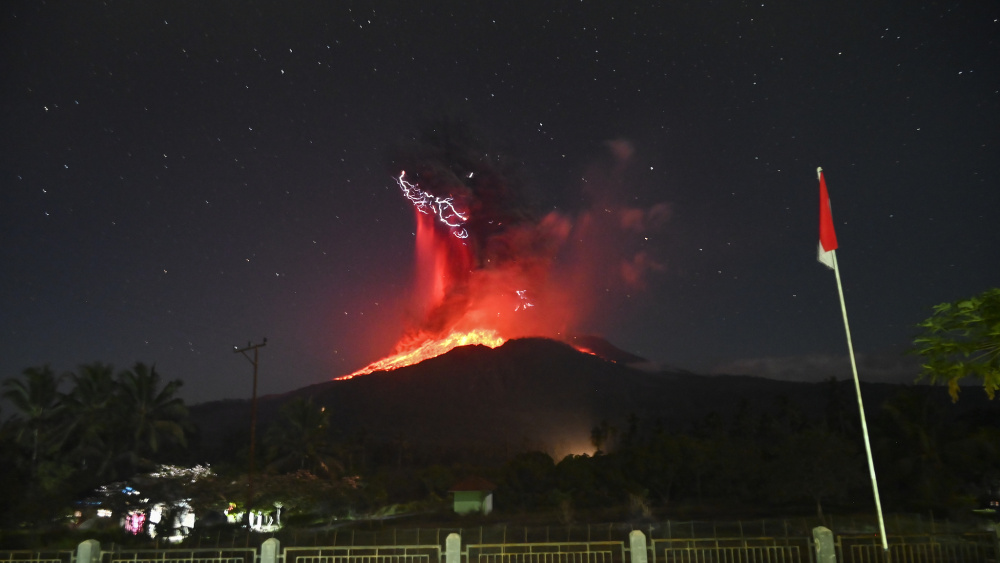 印尼一火山连续两次大规模喷发 我总领馆发布安全提醒